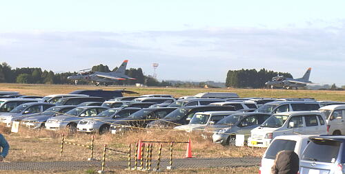 新田原1-4・駐車場と着陸T-4.jpg