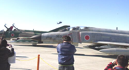 新田原2-12・F-4とUH-60.jpg