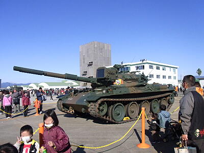 新田原2-5・74式戦車.jpg